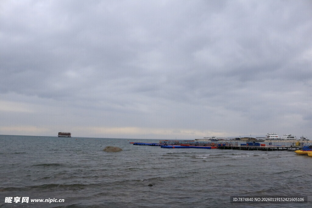 海边多云景象 船只停泊