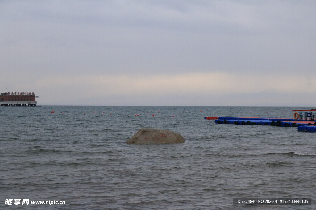 海边景象 水面浮台与石块