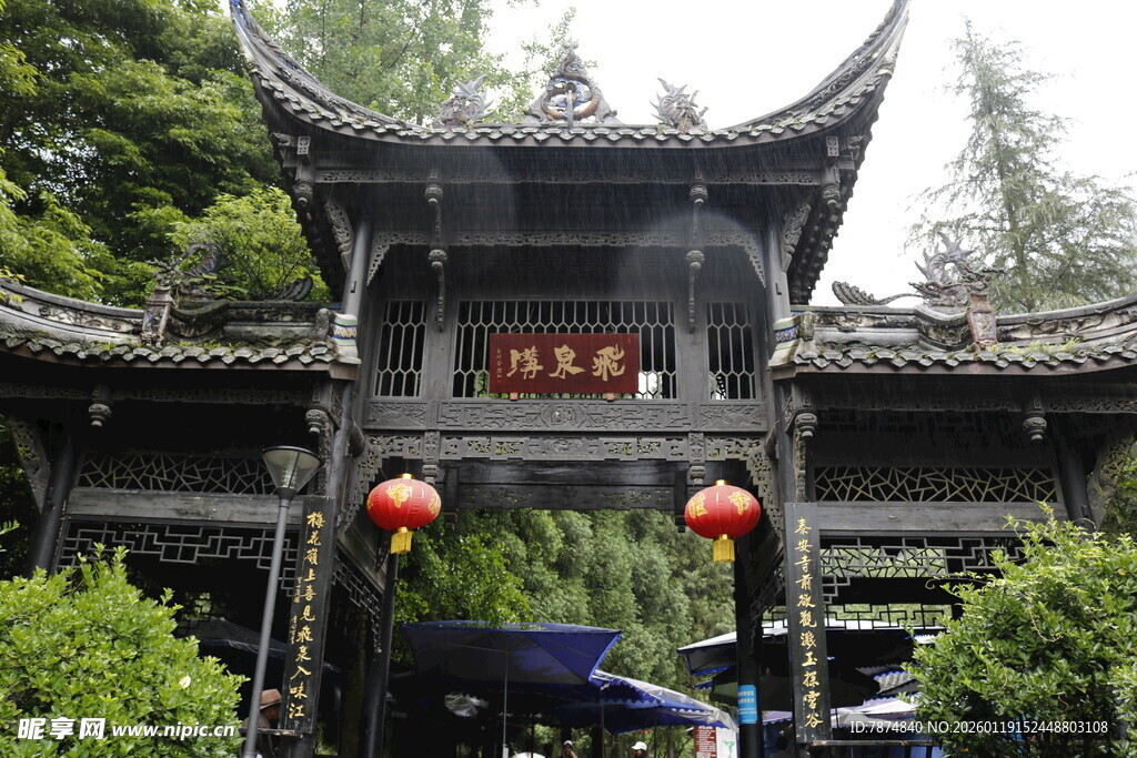 中式古牌坊 红灯点缀景致