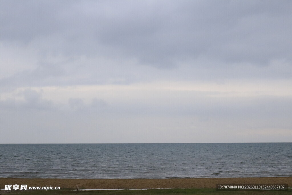 阴沉天空下的辽阔海面