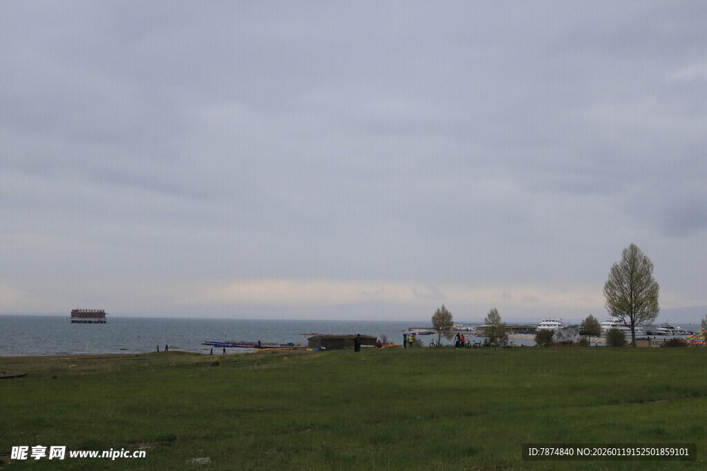 湖畔草地风景