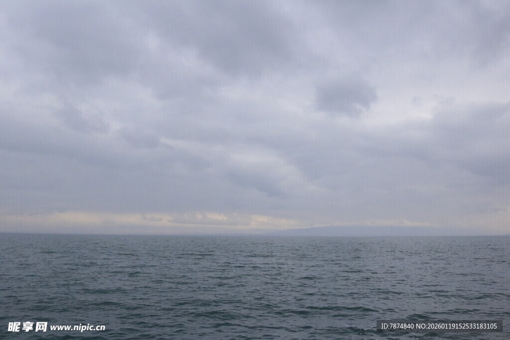 海上阴云密布的壮阔景象