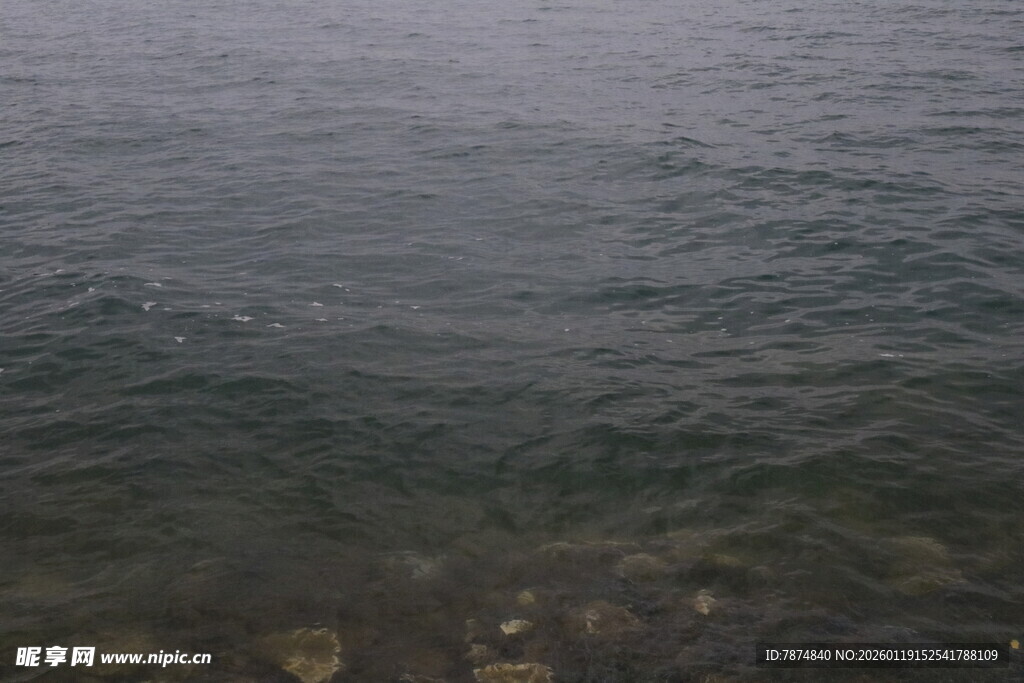 平静海面的自然景致