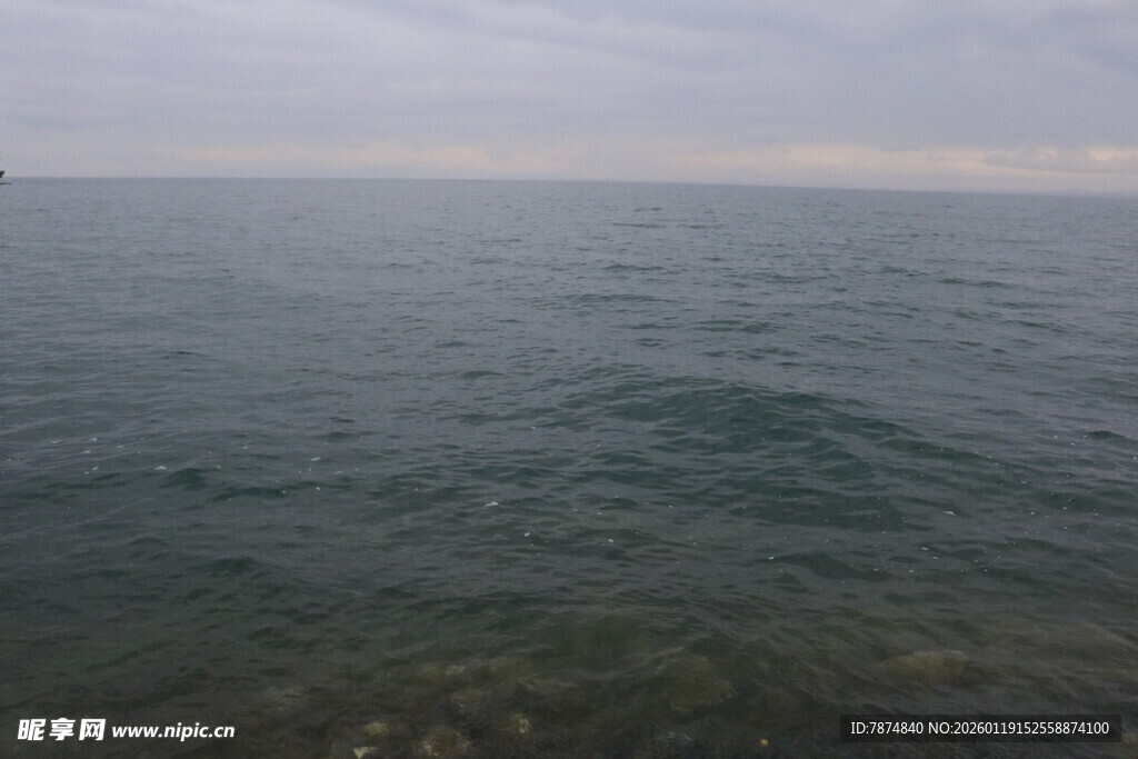 广阔海面的宁静景象
