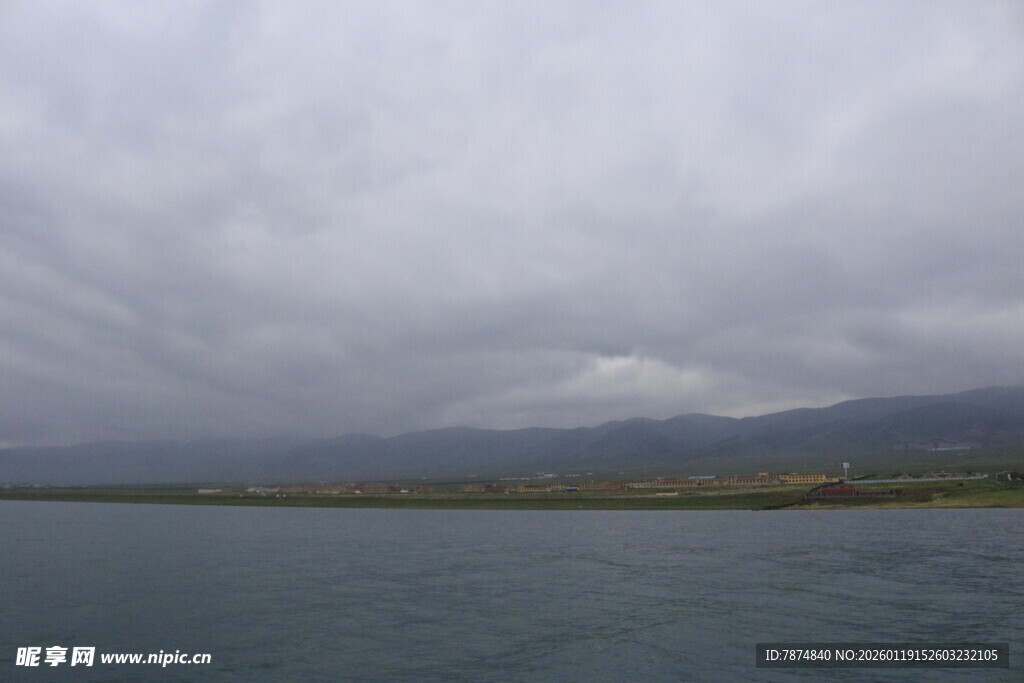 阴天湖畔景色