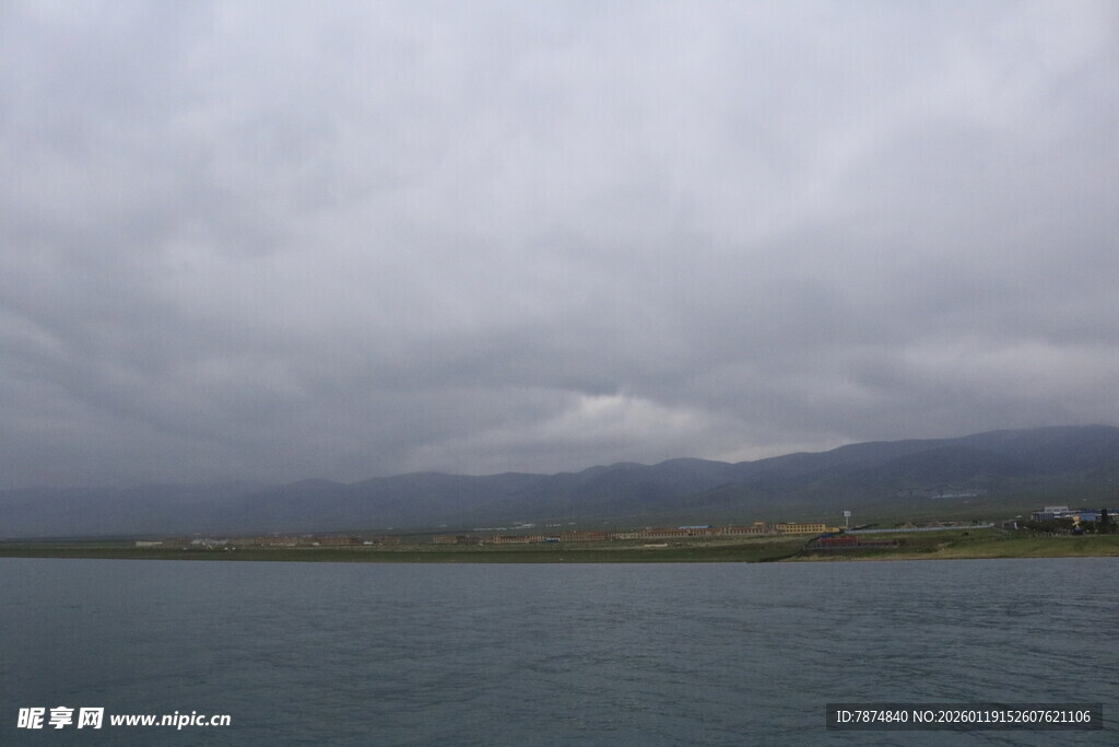 阴云下的平静湖水