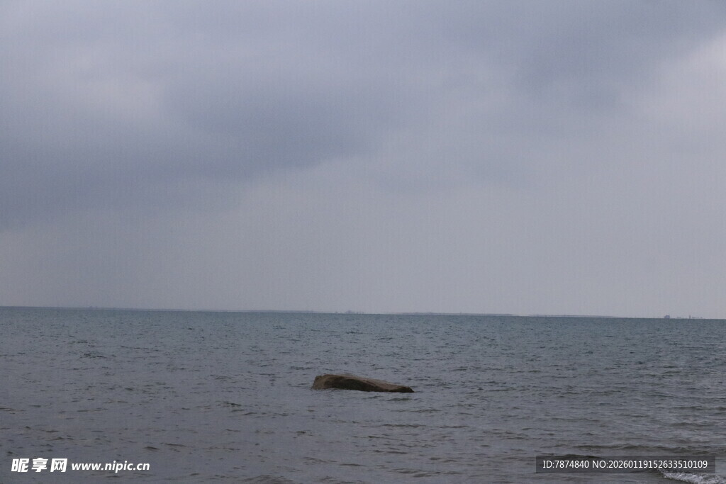 阴天下的平静海面
