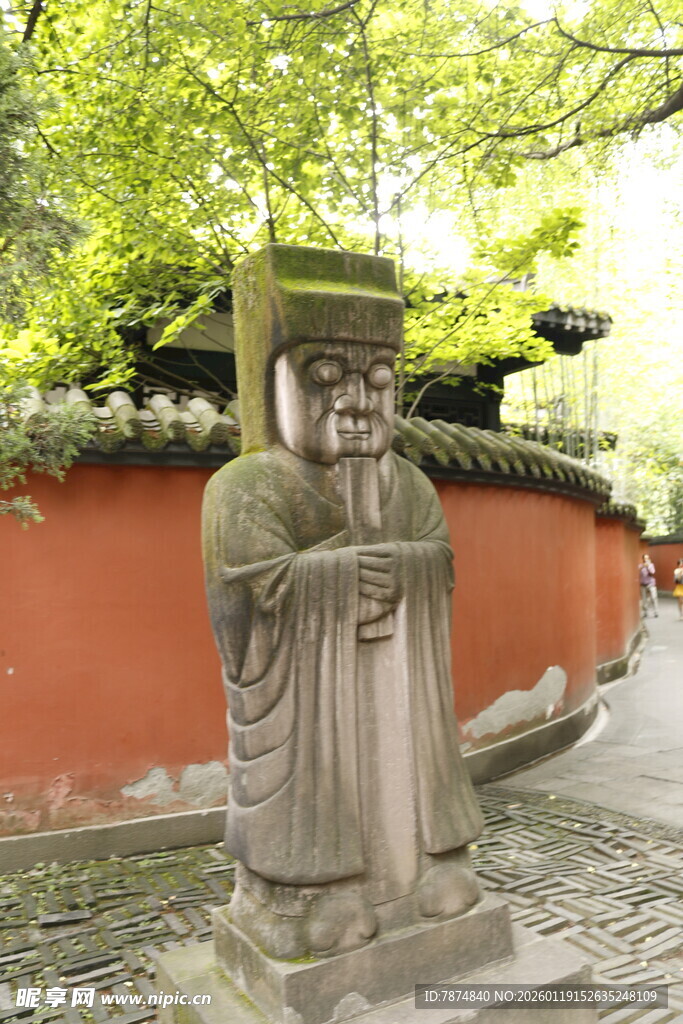 古雅庭院中的老者石像