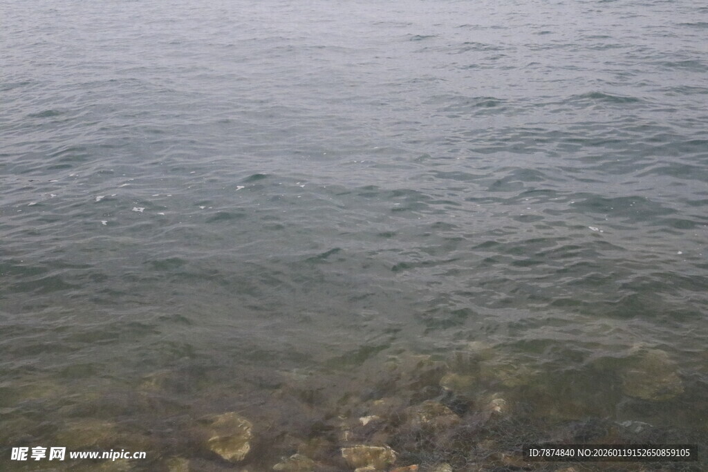 清澈湖水与水底石块