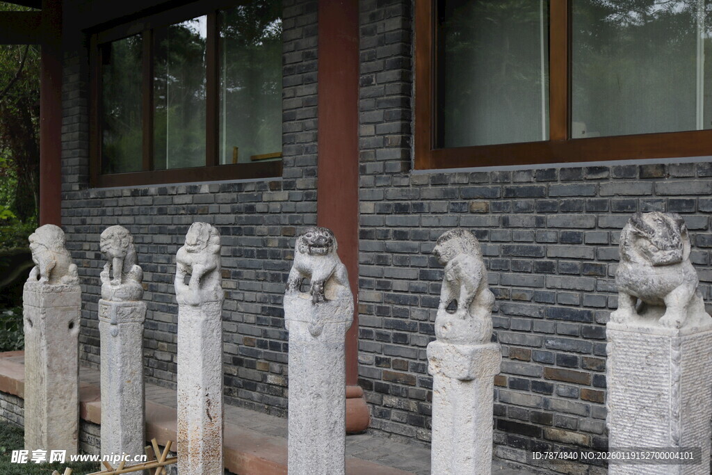 一排石桩立于古朴建筑旁