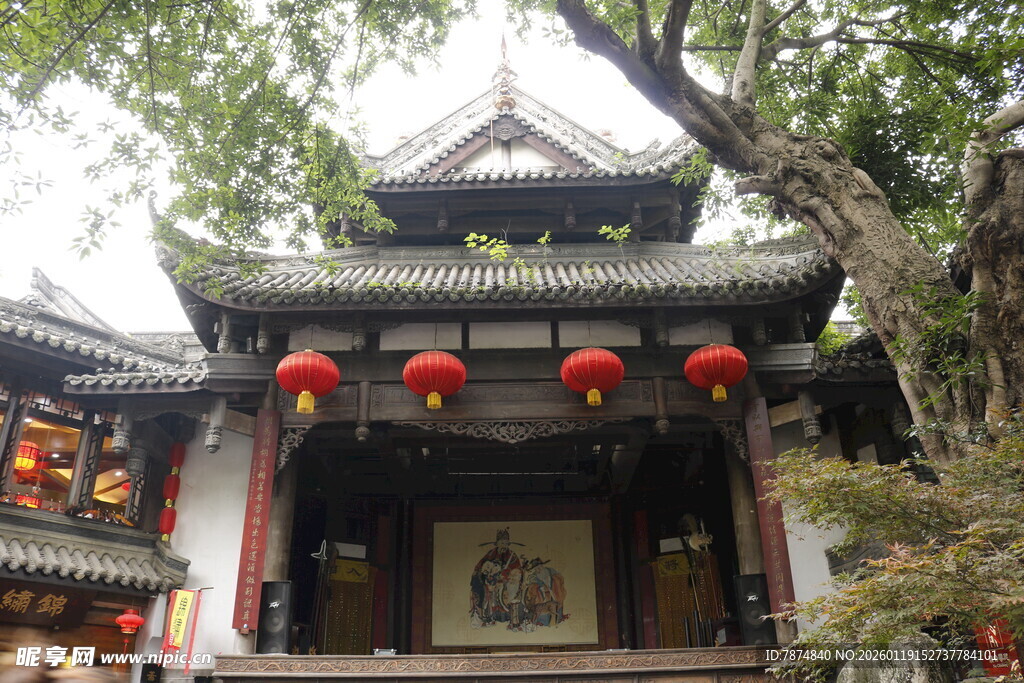 古建楼阁挂红灯笼景致