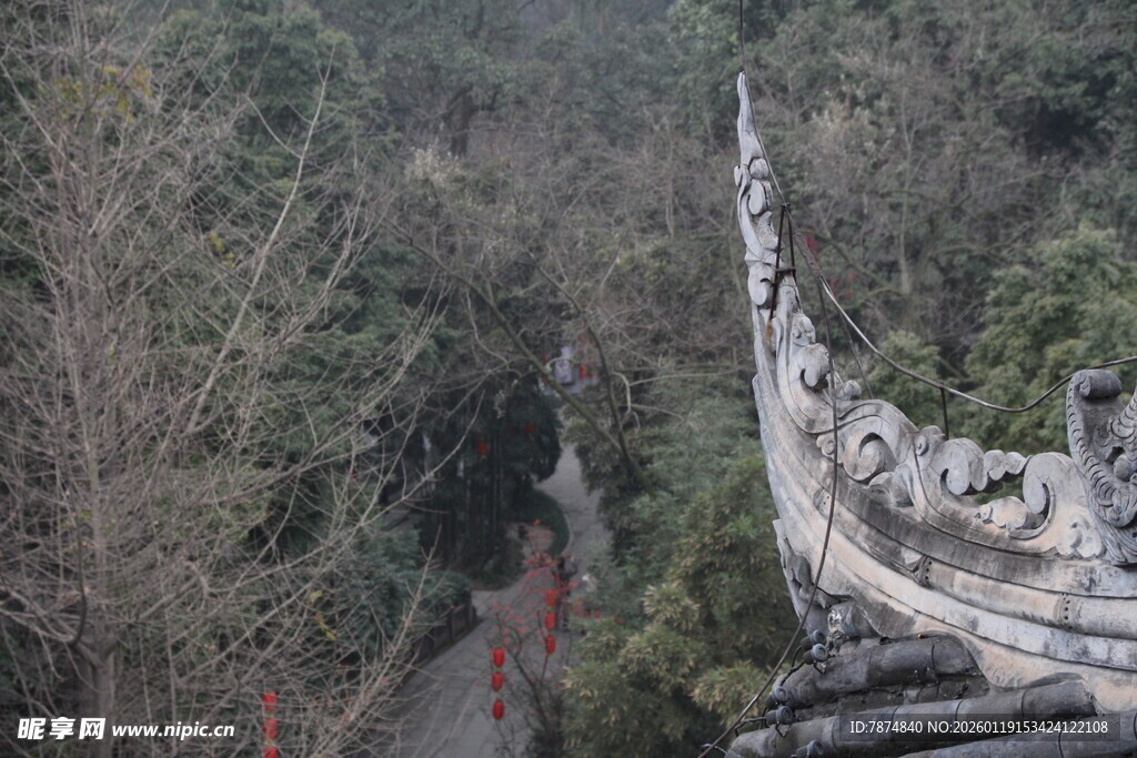 古建飞檐下的山间小径