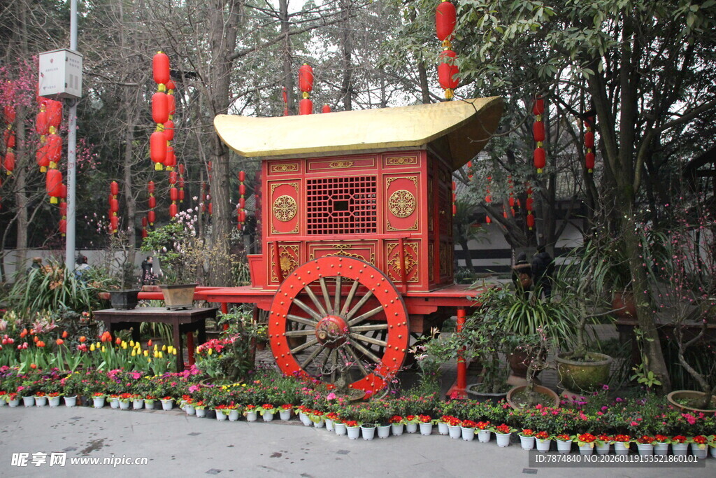 古典红色花轿静立园林中