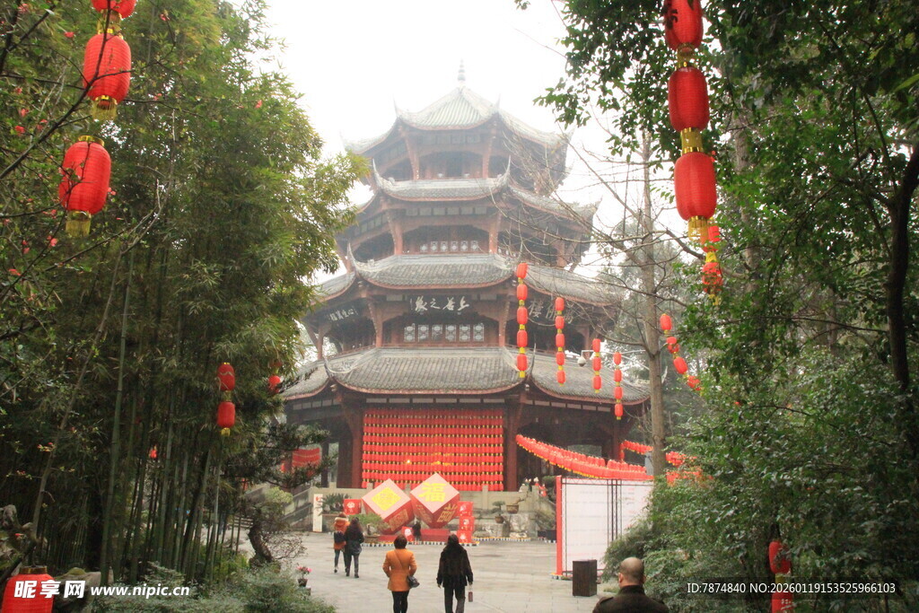 古楼红灯下的热闹景象