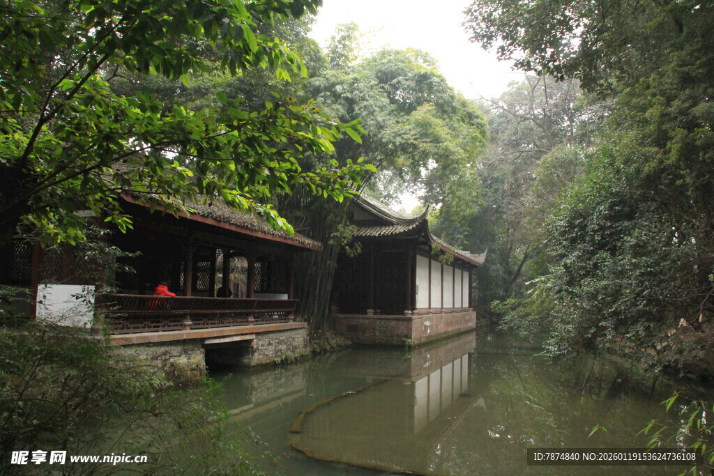 江南水乡河畔古朴小屋
