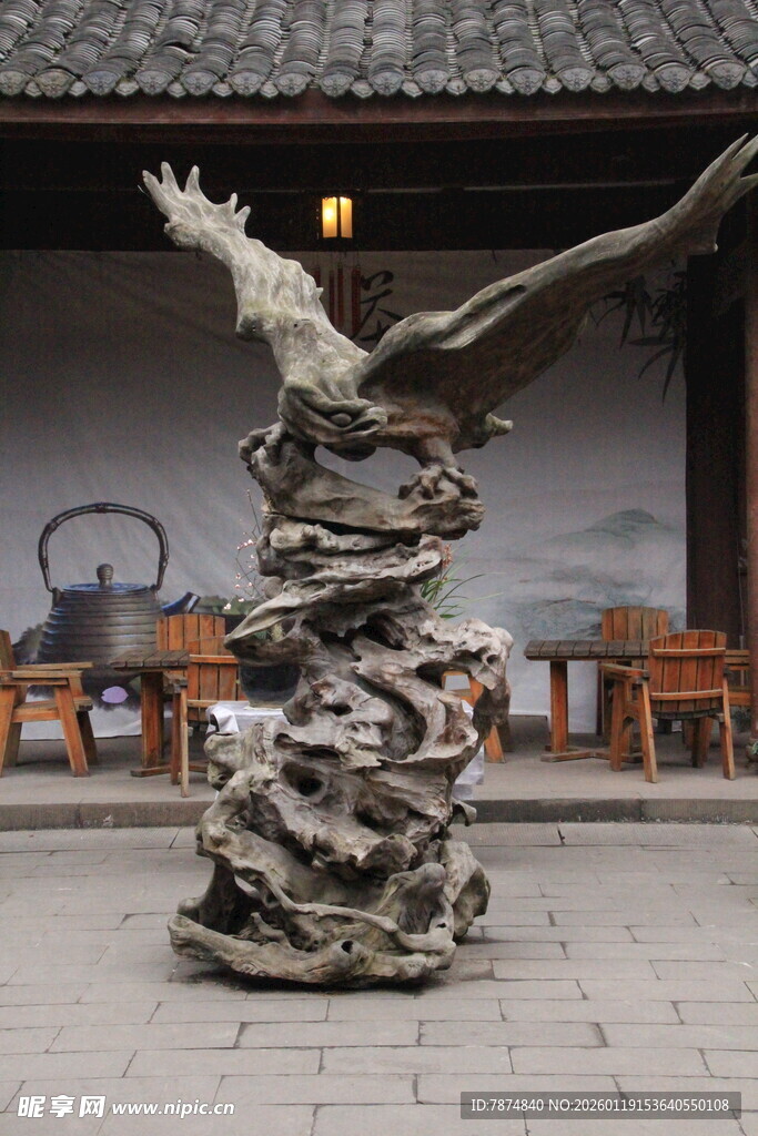 中式庭院鹰形根雕摆件