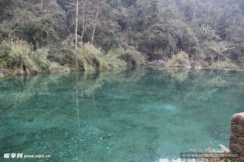 清澈碧绿的山间湖水
