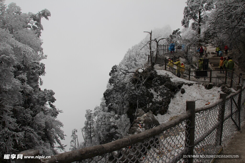 雪覆山间栈道美景