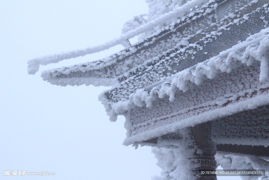 雪覆古建屋檐 银装素裹