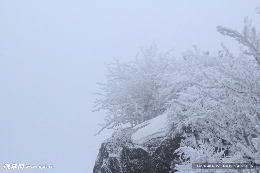雪覆山巅 银装素裹之景