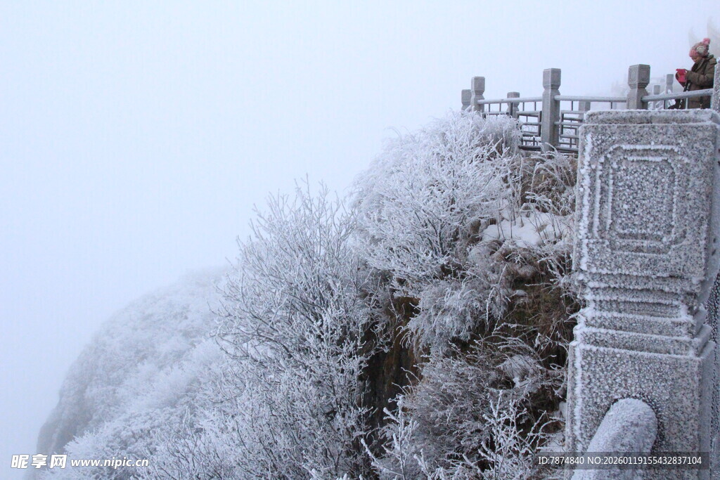 雪覆山巅的观景台