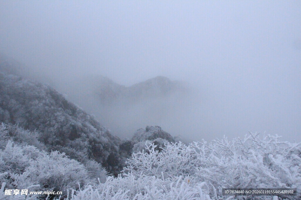 雪覆山峦 云雾缭绕之景