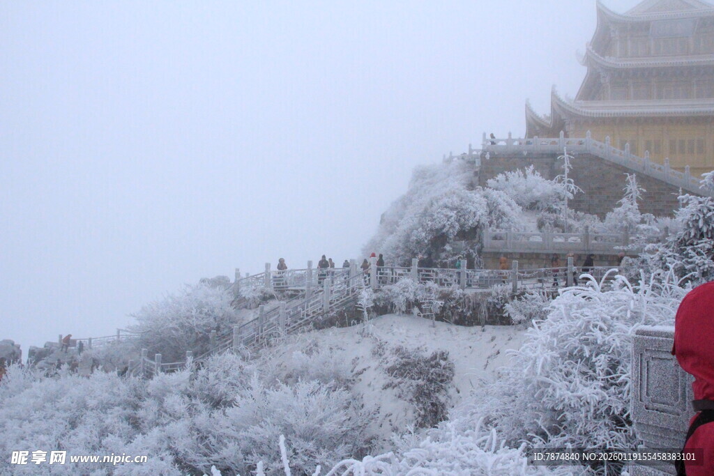 雪覆古建筑前的赏景之人