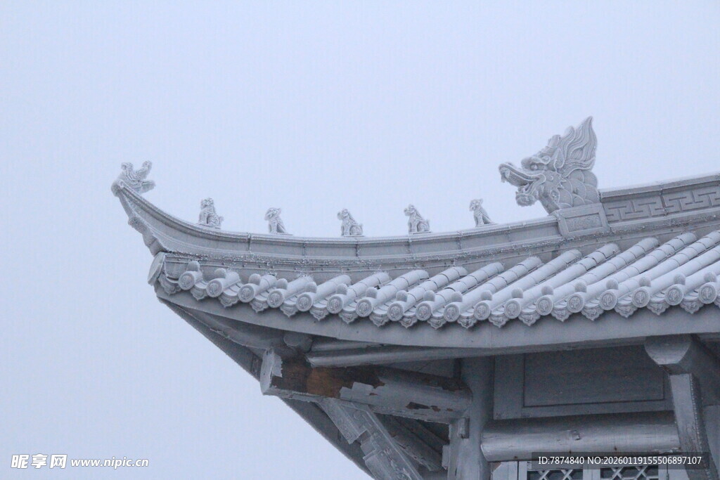 中式古建筑屋檐一角