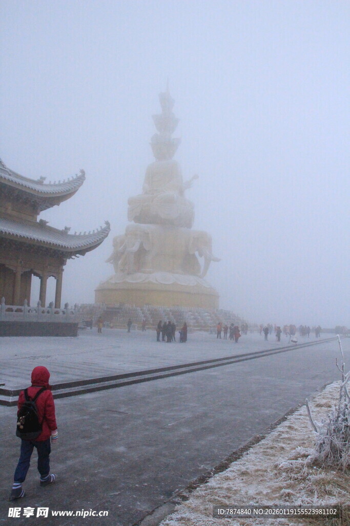 雪天古建旁的行人景观