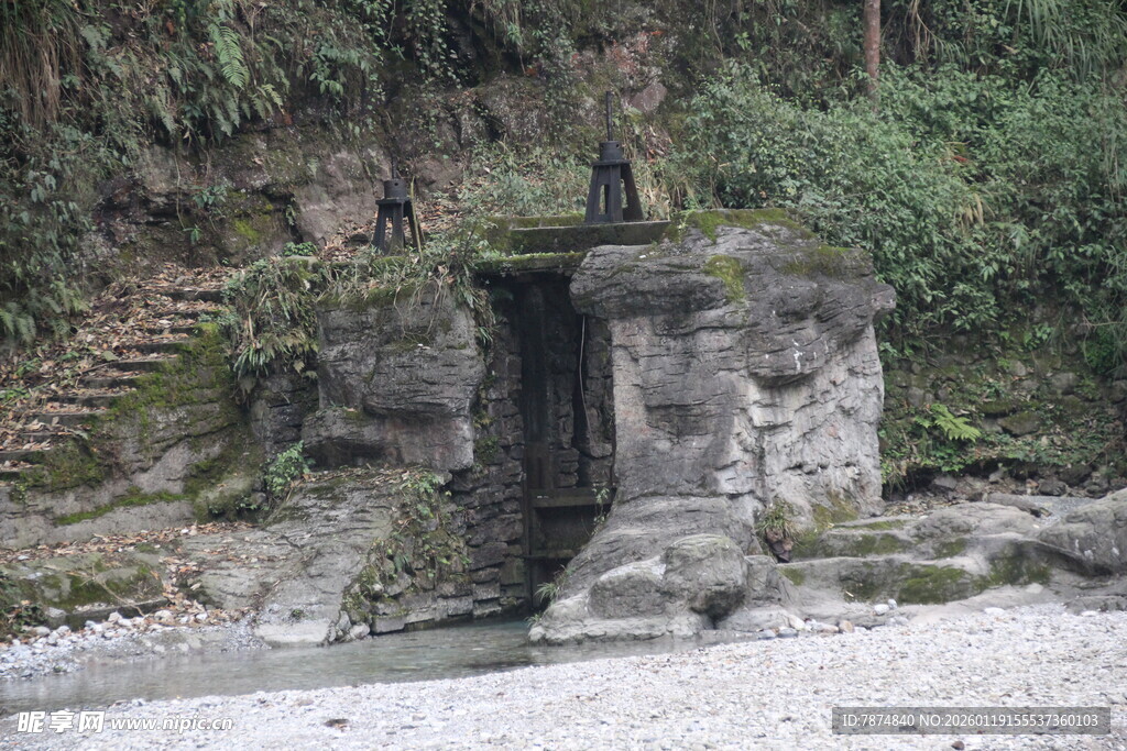 山间古朴石制建筑遗迹