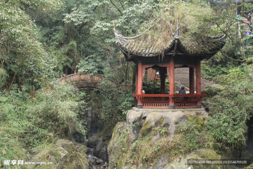 山林中的中式古风小亭