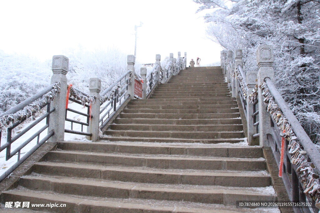 雪覆石阶 冬日登山景致