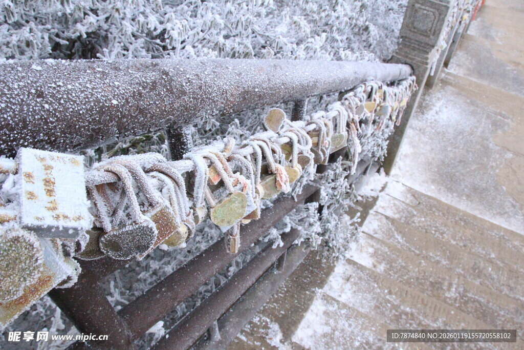 覆雪栏杆上的多彩许愿牌