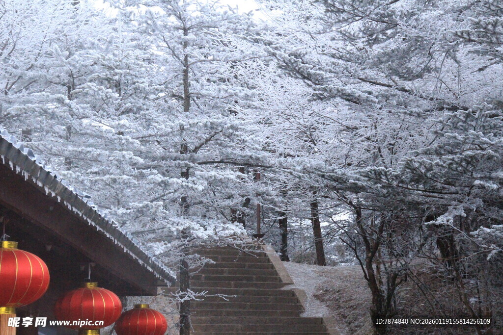 雪中山景与红灯笼相映