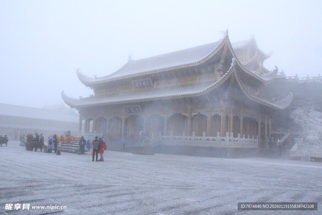 雪覆古建 游人漫步赏景