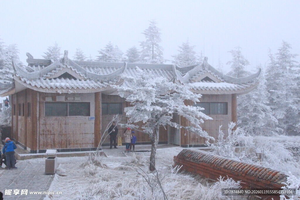 雪覆古宅显静谧之美