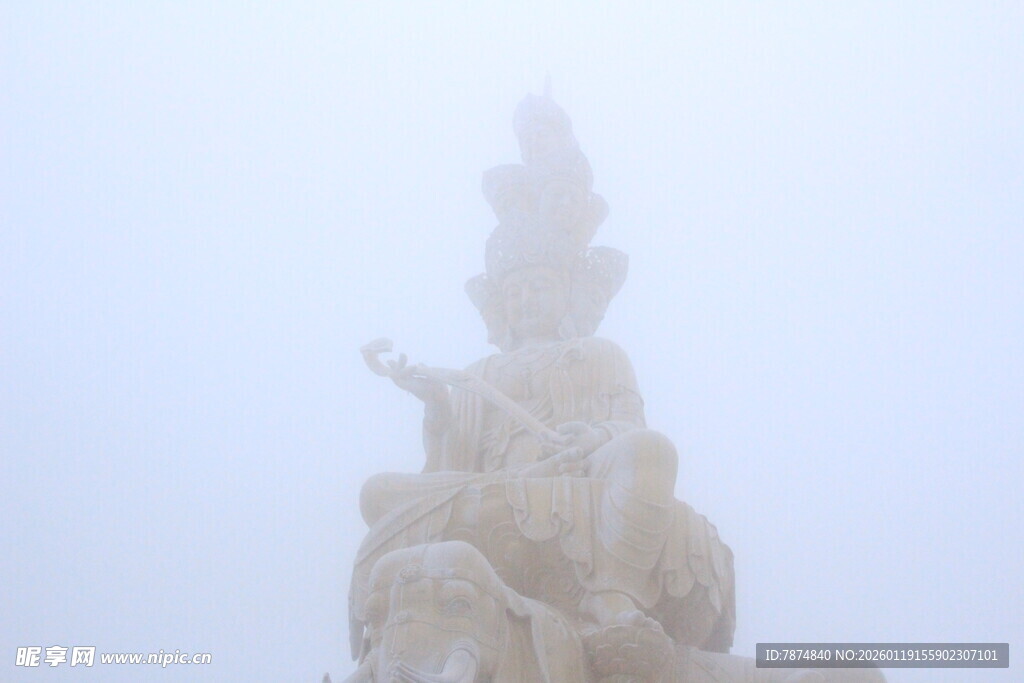 雾中神秘雕塑