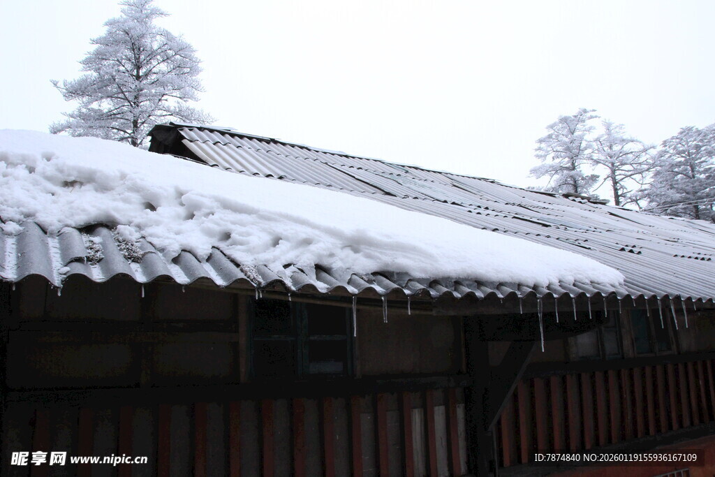 雪覆古瓦 冬日静谧景致