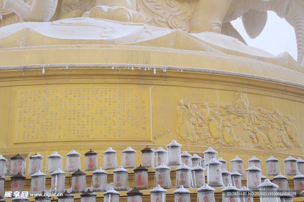 金色雕塑底座细节展示