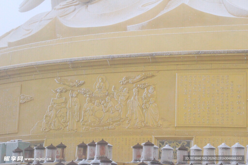 金色圆顶建筑局部特写