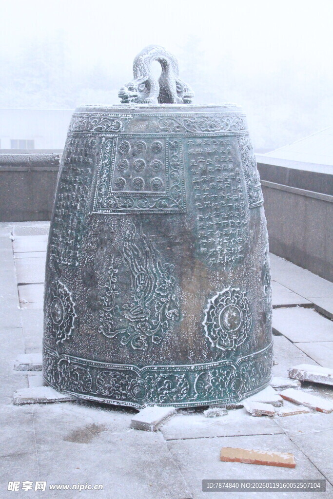 古老铜钟覆雪显沧桑