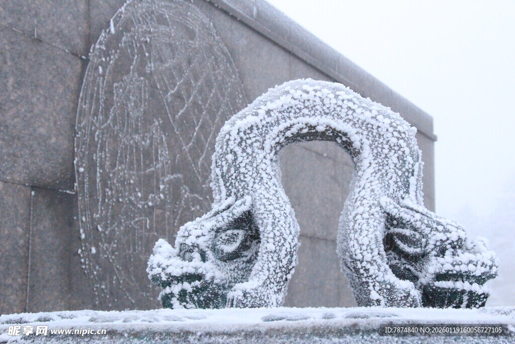雪覆双龙雕塑 尽显古韵