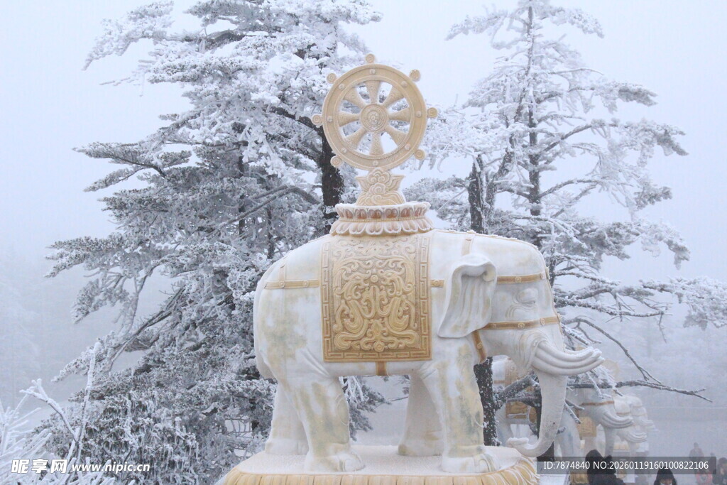 雪中精美雕塑