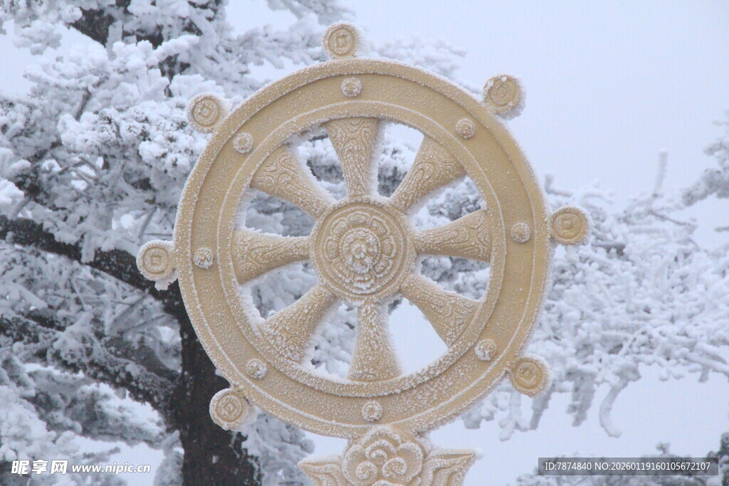 雪中金色船舵雕塑