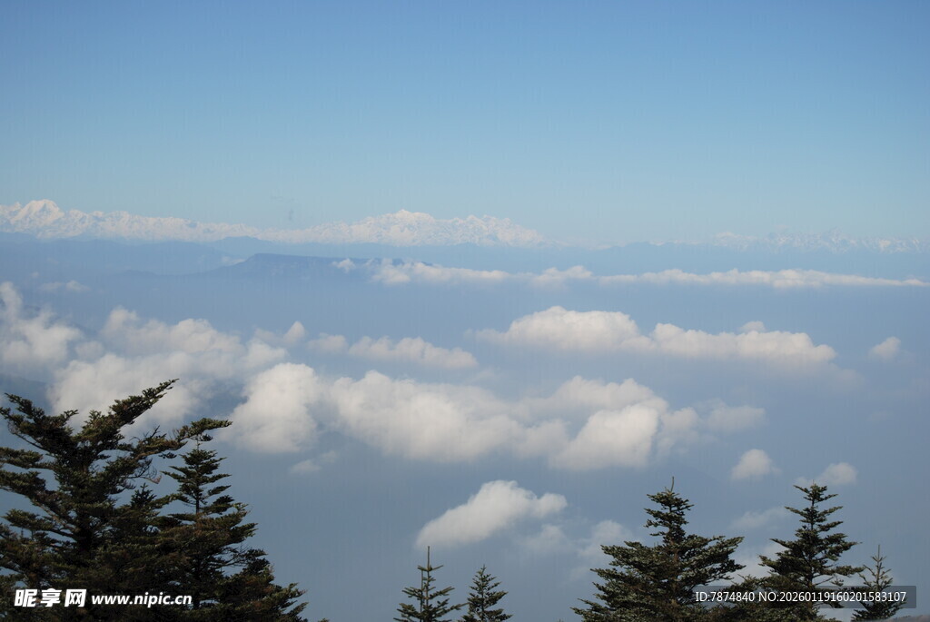 高山云海间的壮美景色