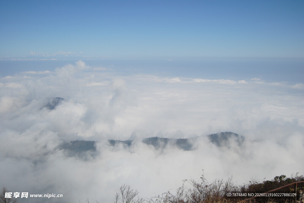 云海漫卷山间壮丽景观
