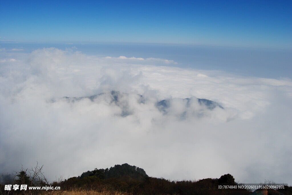 云海之上的壮丽山景