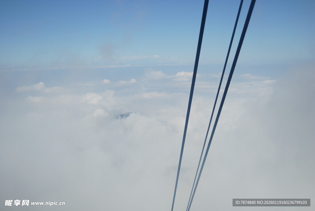 高空缆车视角下的云海景观