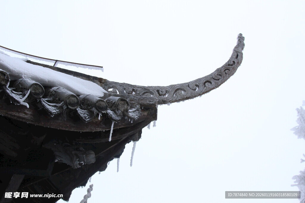 中式屋檐覆雪景象