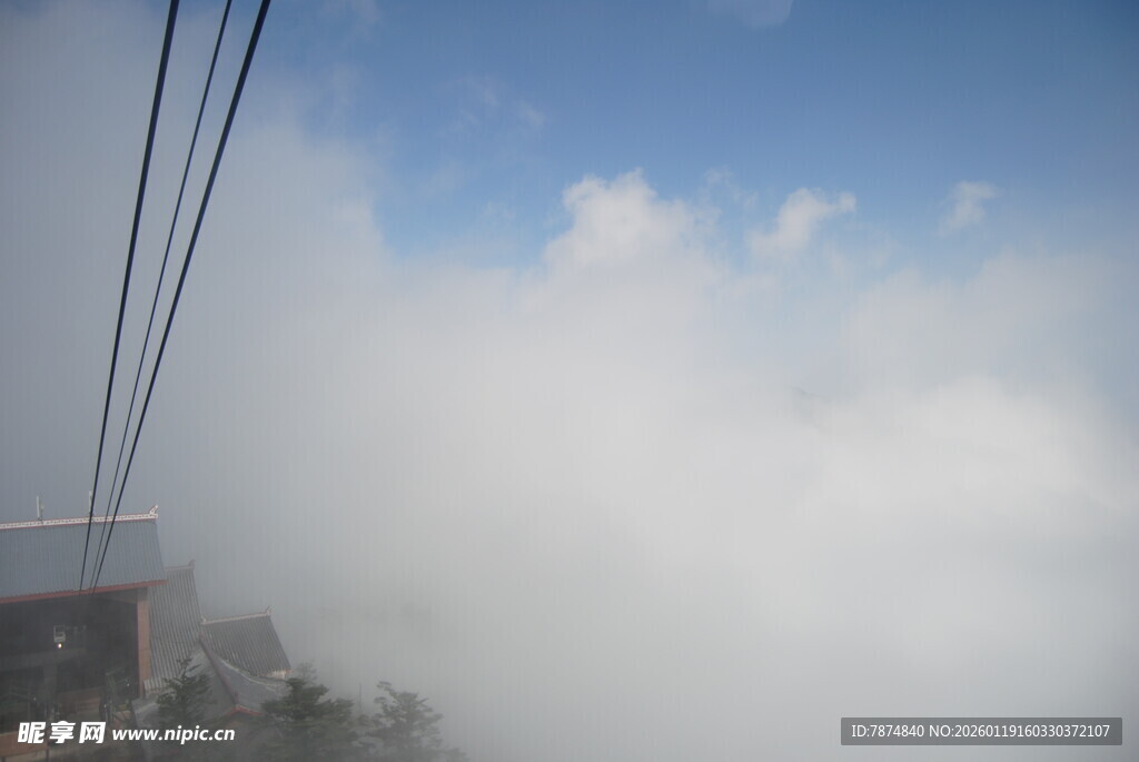 云雾中缆车穿行美景